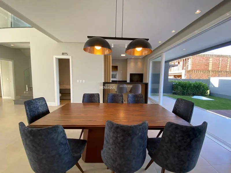 BELÍSSIMA RESIDÊNCIA COM PÉ DIREITO ALTO: 9ª foto da galeria de imagens do imóvel