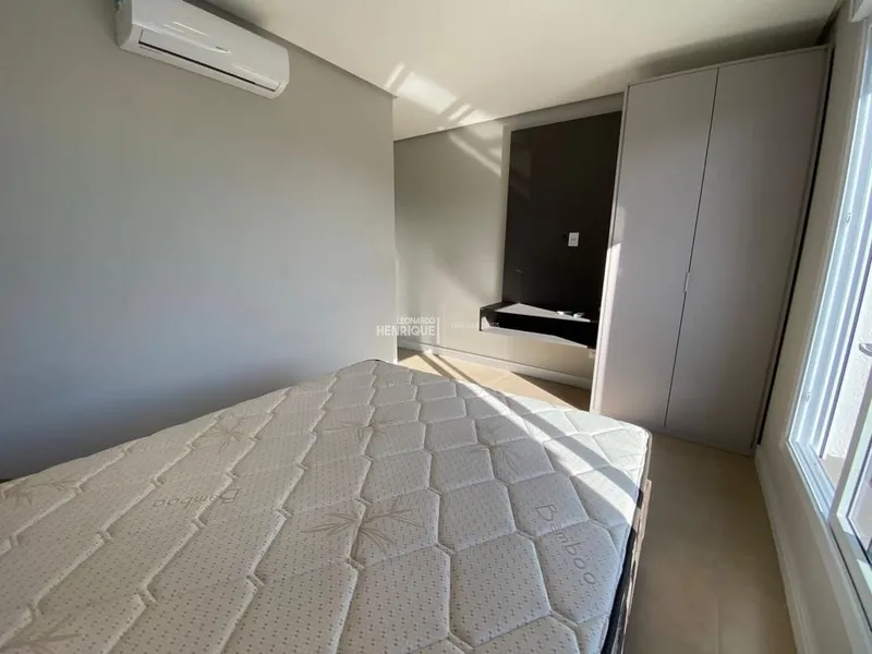 BELÍSSIMA RESIDÊNCIA COM PÉ DIREITO ALTO: 25ª foto da galeria de imagens do imóvel