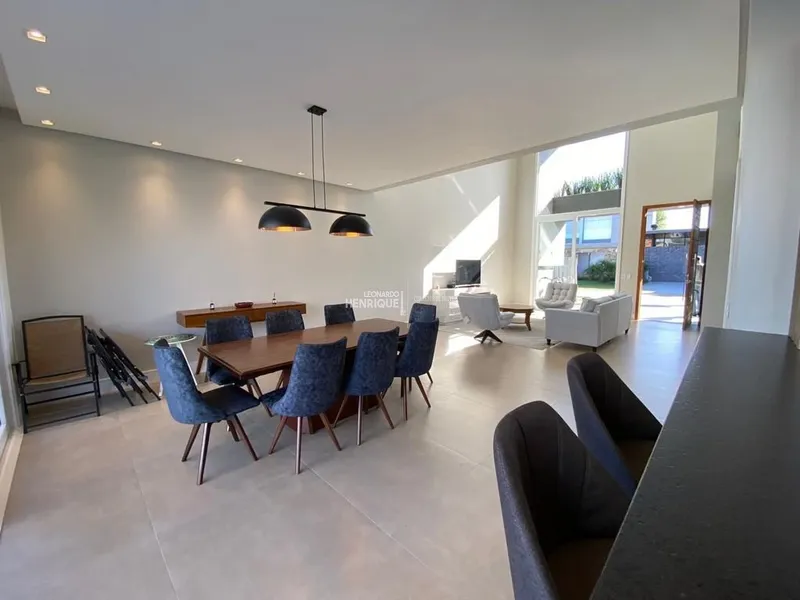 BELÍSSIMA RESIDÊNCIA COM PÉ DIREITO ALTO: 10ª foto da galeria de imagens do imóvel