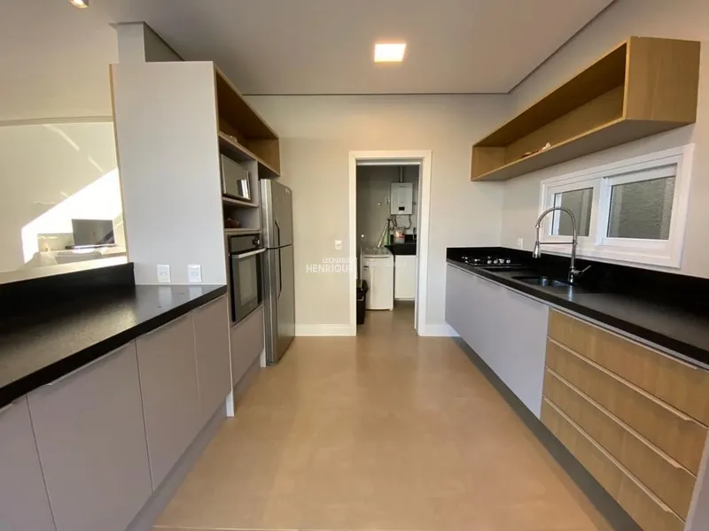 BELÍSSIMA RESIDÊNCIA COM PÉ DIREITO ALTO: 14ª foto da galeria de imagens do imóvel