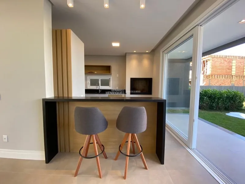 BELÍSSIMA RESIDÊNCIA COM PÉ DIREITO ALTO: 7ª foto da galeria de imagens do imóvel