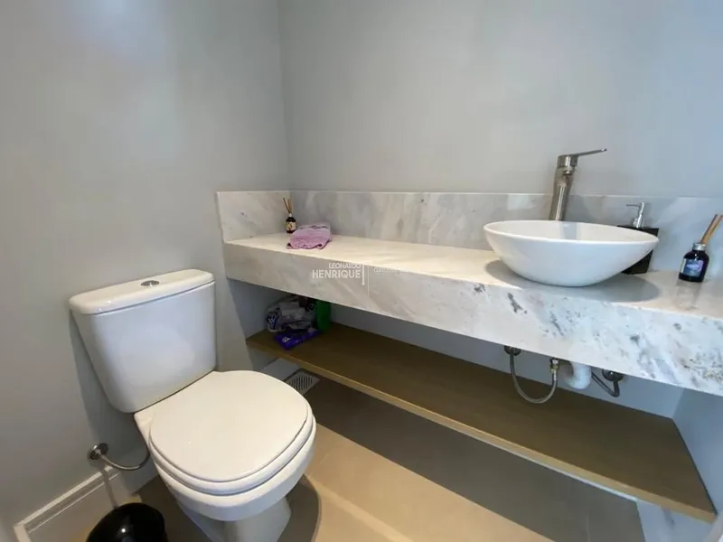 BELÍSSIMA RESIDÊNCIA COM PÉ DIREITO ALTO: 15ª foto da galeria de imagens do imóvel