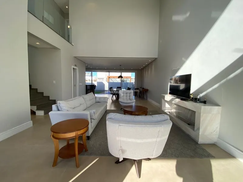 BELÍSSIMA RESIDÊNCIA COM PÉ DIREITO ALTO: 2ª foto da galeria de imagens do imóvel