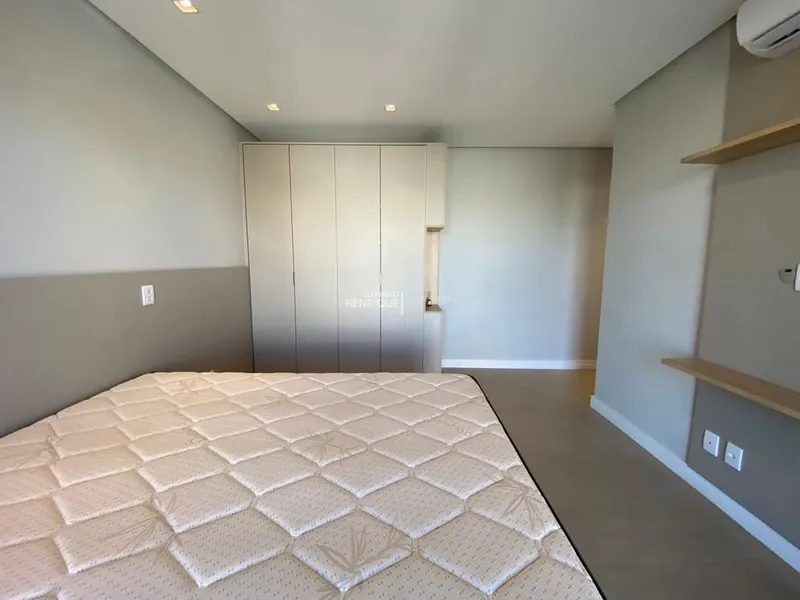 BELÍSSIMA RESIDÊNCIA COM PÉ DIREITO ALTO: 24ª foto da galeria de imagens do imóvel