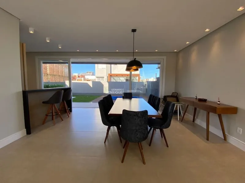 BELÍSSIMA RESIDÊNCIA COM PÉ DIREITO ALTO: 5ª foto da galeria de imagens do imóvel