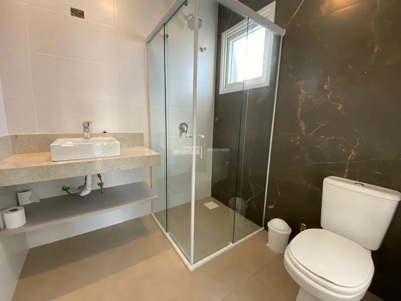 BELÍSSIMA RESIDÊNCIA COM PÉ DIREITO ALTO: 18ª foto da galeria de imagens do imóvel