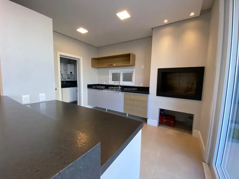 BELÍSSIMA RESIDÊNCIA COM PÉ DIREITO ALTO: 8ª foto da galeria de imagens do imóvel