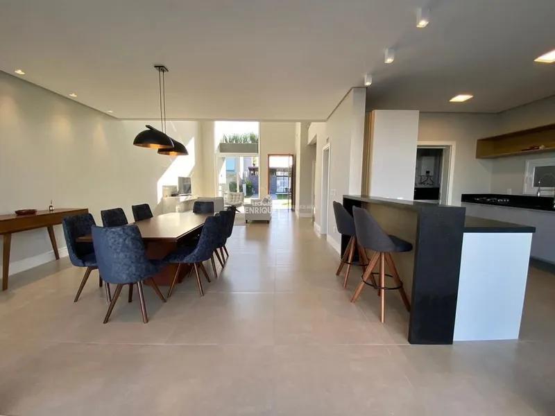 BELÍSSIMA RESIDÊNCIA COM PÉ DIREITO ALTO: 11ª foto da galeria de imagens do imóvel