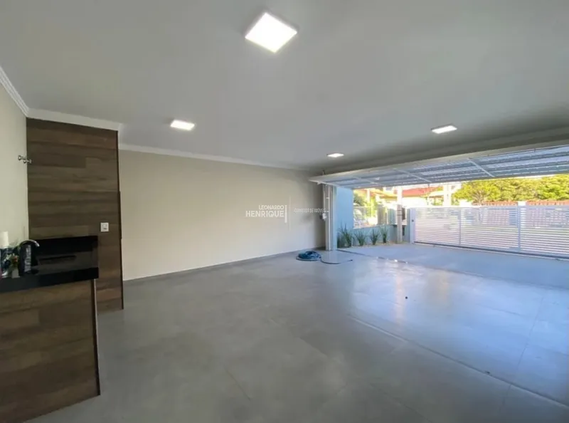 CASA DE TRÊS DORMITÓRIOS DE ESQUINA: 6ª foto da galeria de imagens do imóvel