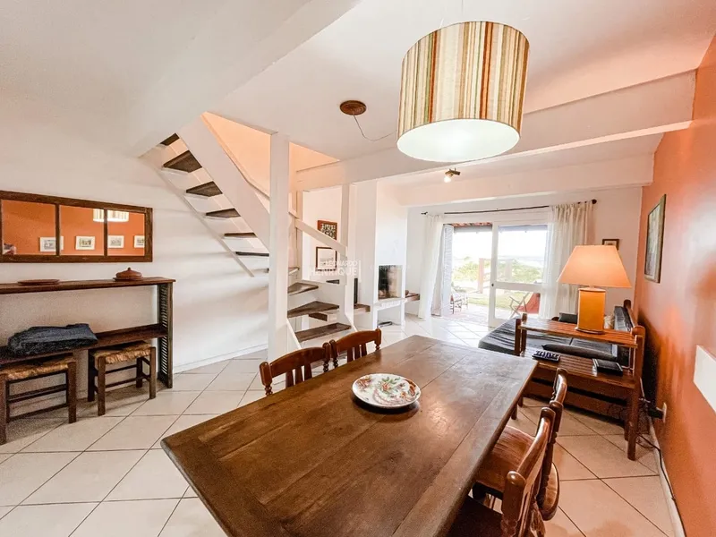 CASA DUPLEX DE FRENTE PARA O MAR COM DOIS DORMITÓRIOS: 3ª foto da galeria de imagens do imóvel