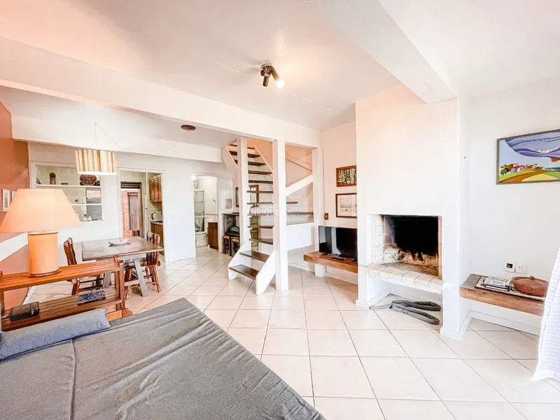 CASA DUPLEX DE FRENTE PARA O MAR COM DOIS DORMITÓRIOS: 5ª foto da galeria de imagens do imóvel