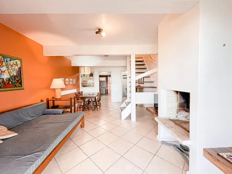 CASA DUPLEX DE FRENTE PARA O MAR COM DOIS DORMITÓRIOS: 2ª foto da galeria de imagens do imóvel