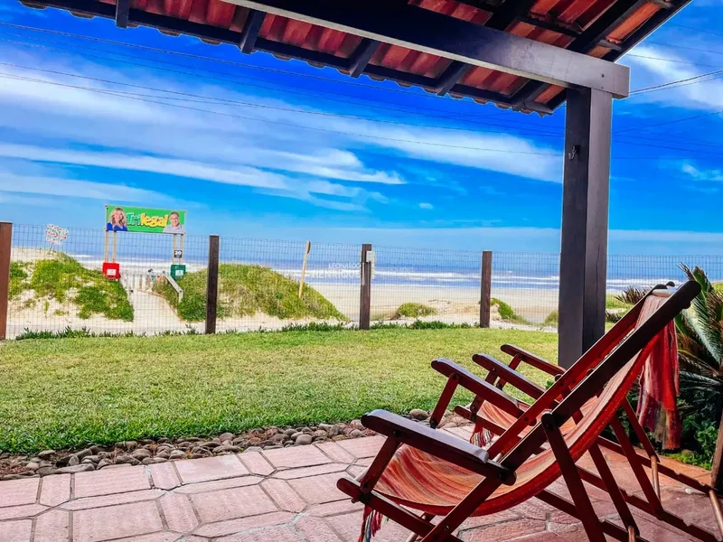 CASA DUPLEX DE FRENTE PARA O MAR COM DOIS DORMITÓRIOS: 4ª foto da galeria de imagens do imóvel