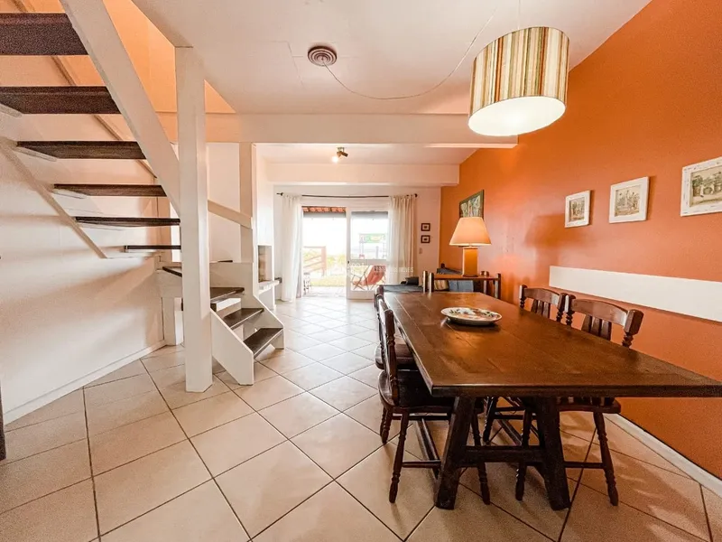 CASA DUPLEX DE FRENTE PARA O MAR COM DOIS DORMITÓRIOS: 7ª foto da galeria de imagens do imóvel