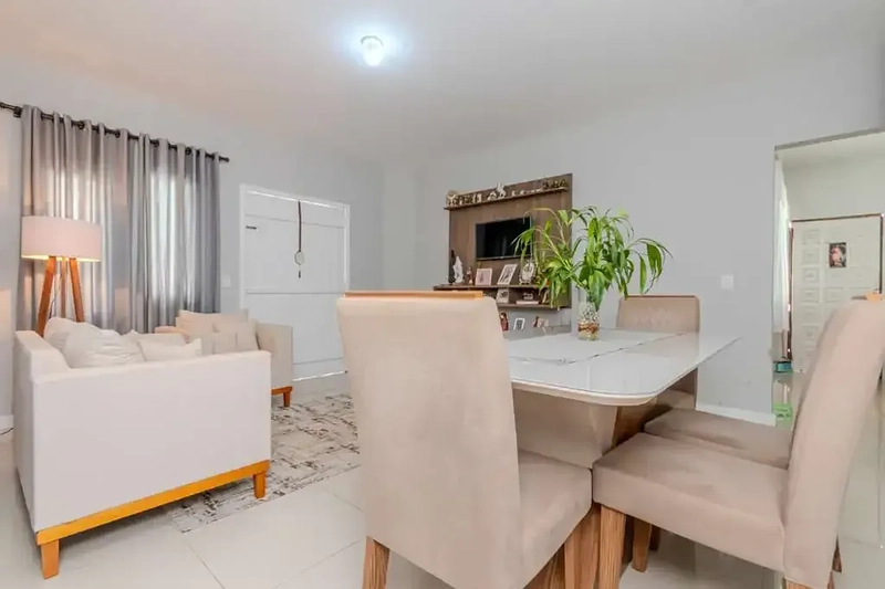 Casa com 3 dormitórios no bairro Santa Regina em Camboriú: 3ª foto da galeria de imagens do imóvel