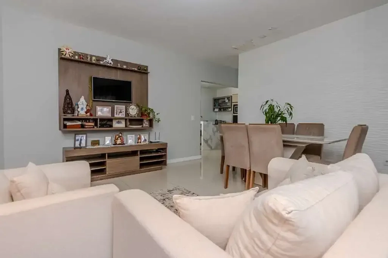 Casa com 3 dormitórios no bairro Santa Regina em Camboriú: 5ª foto da galeria de imagens do imóvel