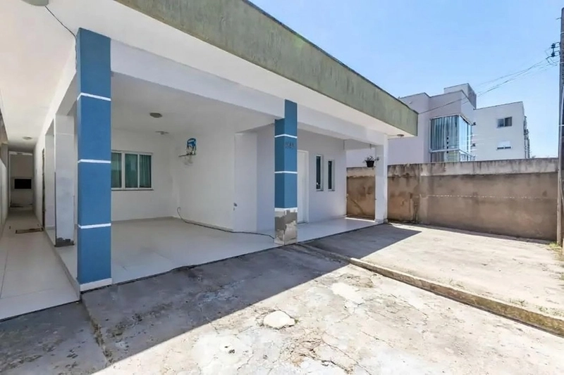 Casa com 3 dormitórios no bairro Santa Regina em Camboriú: 1ª foto da galeria de imagens do imóvel