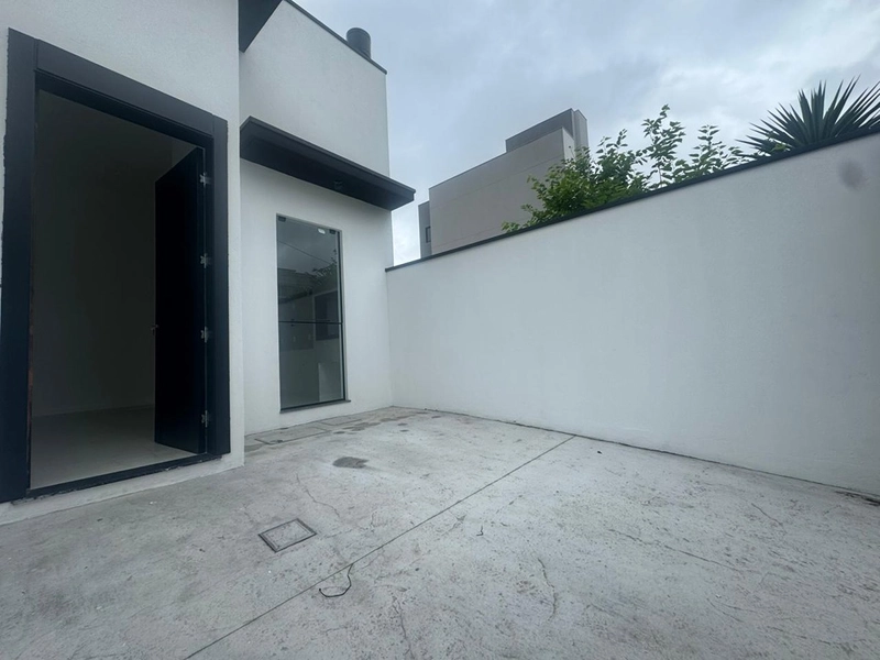 Casa Geminada com 2 Suítes à Venda – Conforto e Praticidade no Bairro Rio Pequeno: 3ª foto da galeria de imagens do imóvel