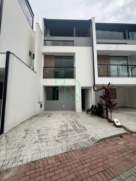 TRIPLEX COM JACUZZI SEMI-MOBILIADA EM CONDOMINIO FECHZADO PARA LOCAÇÃO: 1ª foto da galeria de imagens do imóvel