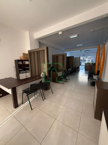 SALA COMERCIAL MOBILIÁDA PARA LOCAÇÃO ANUAL EM CAMBORIÚ - TABULEIRO: 4ª foto da galeria de imagens do imóvel