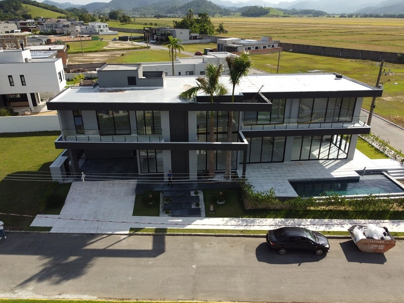 CASA COM 5 SUÍTES NO CONDOMINIO CALEDONIA : 2ª foto da galeria de imagens do imóvel