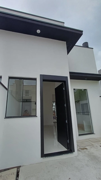 Casa Geminada com 2 Suítes à Venda – Conforto e Praticidade no Bairro Rio Pequeno: 2ª foto da galeria de imagens do imóvel