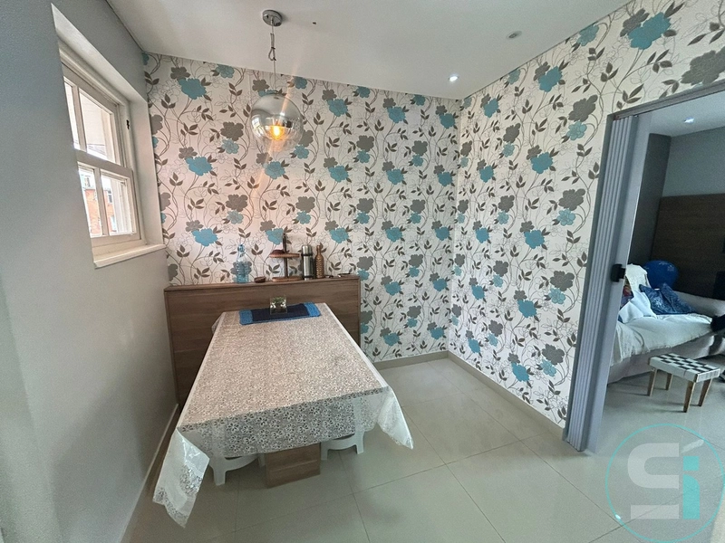 APARTAMENTO CENTRAL COM VISTA PARA A PRAÇA: 2ª foto da galeria de imagens do imóvel