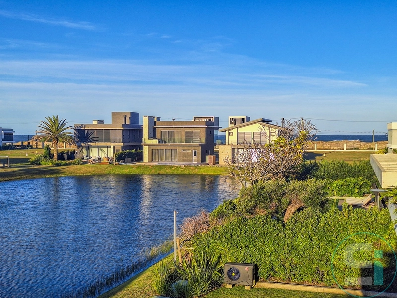 Sobrado de 394 m² no Condomínio Costa Serena, à beira-mar e beira lago: 29ª foto da galeria de imagens do imóvel