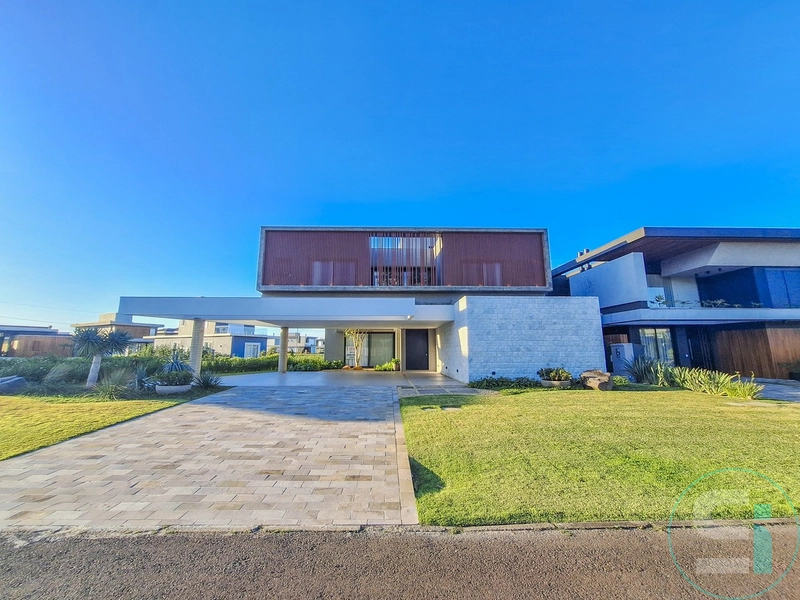 Sobrado de 394 m² no Condomínio Costa Serena, à beira-mar e beira lago: 1ª foto da galeria de imagens do imóvel