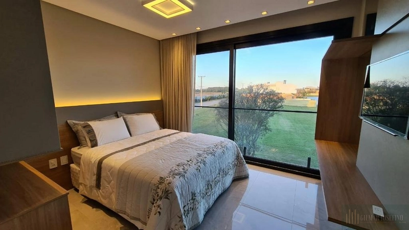 Mansão beira lago no condomínio Sense: 15ª foto da galeria de imagens do imóvel