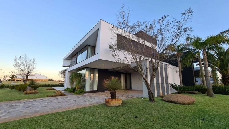 Mansão beira lago no condomínio Sense: 1ª foto da galeria de imagens do imóvel