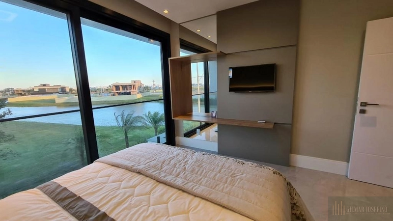 Mansão beira lago no condomínio Sense: 13ª foto da galeria de imagens do imóvel