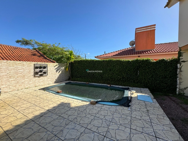 Sobrado com piscina a 400m da praia.: 5ª foto da galeria de imagens do imóvel