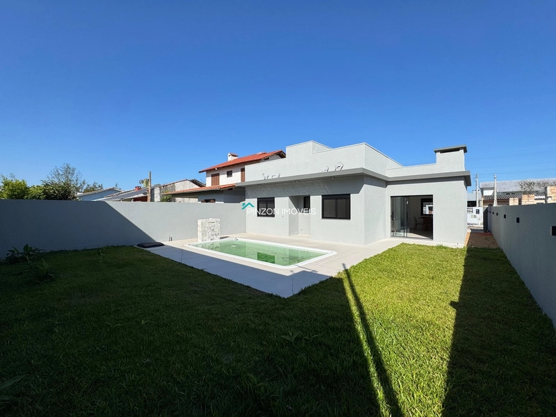 Casa a poucos metros do centro com piscina.: 1ª foto da galeria de imagens do imóvel