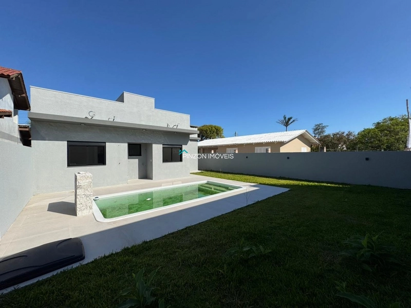 Casa a poucos metros do centro com piscina.: 3ª foto da galeria de imagens do imóvel