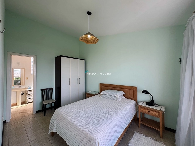 CASA COM VISTA PARA O MAR E AMPLO TERRENO EM XANGRI-LÁ: 13ª foto da galeria de imagens do imóvel