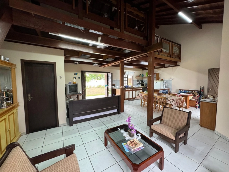 Residência com mezanino e madeiramento a vista.: 6ª foto da galeria de imagens do imóvel