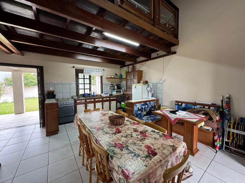 Residência com mezanino e madeiramento a vista.: 7ª foto da galeria de imagens do imóvel