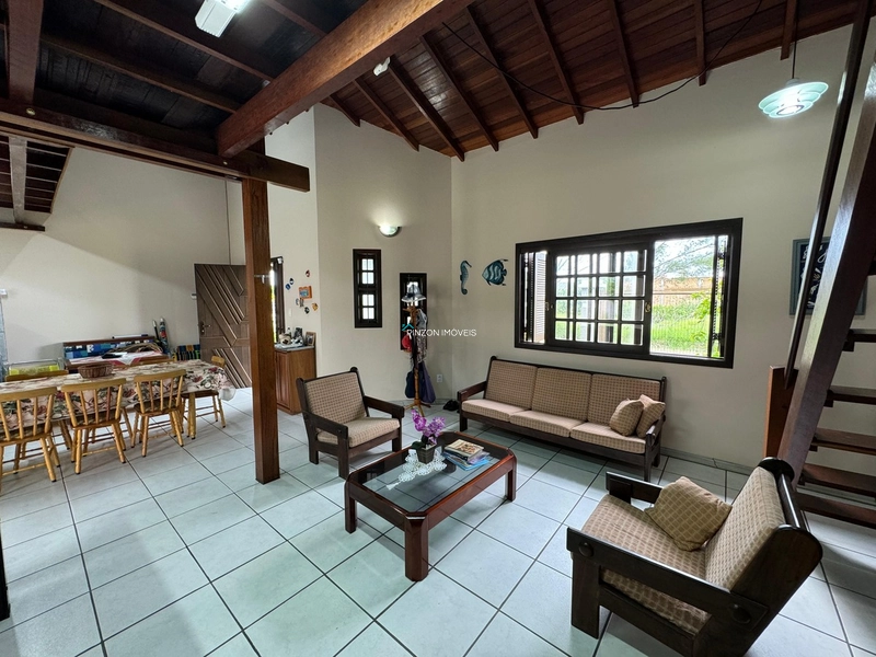 Residência com mezanino e madeiramento a vista.: 5ª foto da galeria de imagens do imóvel