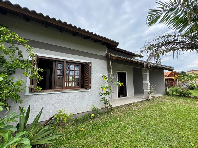 Residência com mezanino e madeiramento a vista.: 1ª foto da galeria de imagens do imóvel