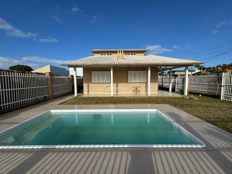CASA COM PISCINA A 350M DA PRAIA: 4ª foto da galeria de imagens do imóvel