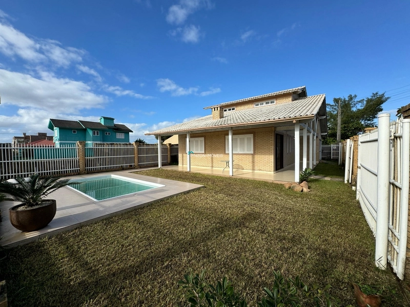 CASA COM PISCINA A 350M DA PRAIA: 1ª foto da galeria de imagens do imóvel