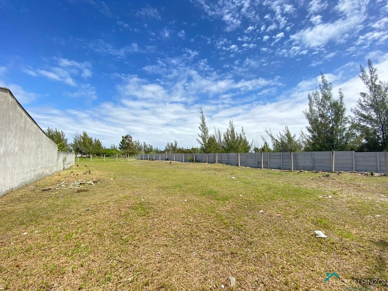 Terrenos com 900m².: 1ª foto da galeria de imagens do imóvel