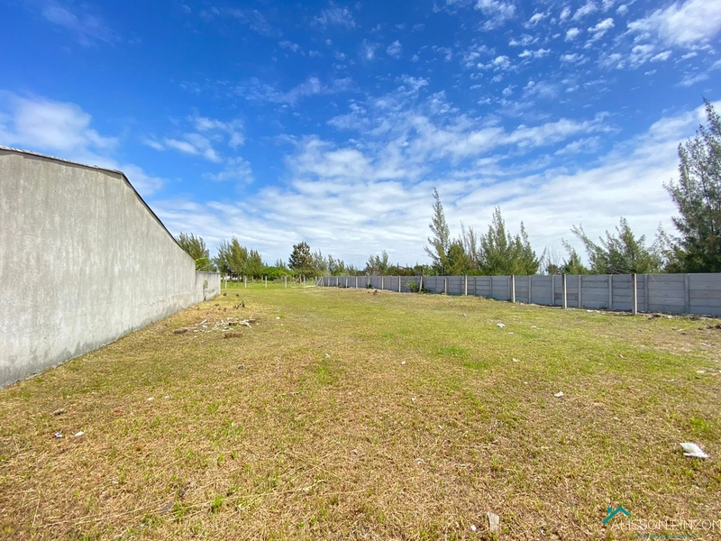 Terrenos com 900m².: 3ª foto da galeria de imagens do imóvel