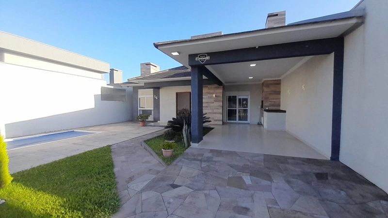 Casa de Alto Padrão a Apenas 1 Minuto da Praia em Arroio do Sal: 1ª foto da galeria de imagens do imóvel