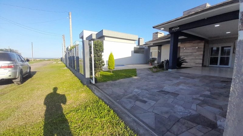 Casa de Alto Padrão a Apenas 1 Minuto da Praia em Arroio do Sal: 2ª foto da galeria de imagens do imóvel