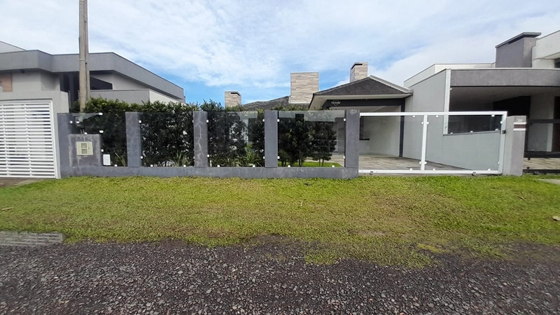 Casa de Alto Padrão a Apenas 1 Minuto da Praia em Arroio do Sal: 2ª foto da galeria de imagens do imóvel