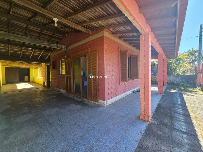 SUA CASA DE VERANEIO A APENAS 100 METROS DO MAR: 2ª foto da galeria de imagens do imóvel