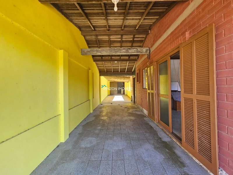 SUA CASA DE VERANEIO A APENAS 100 METROS DO MAR: 3ª foto da galeria de imagens do imóvel