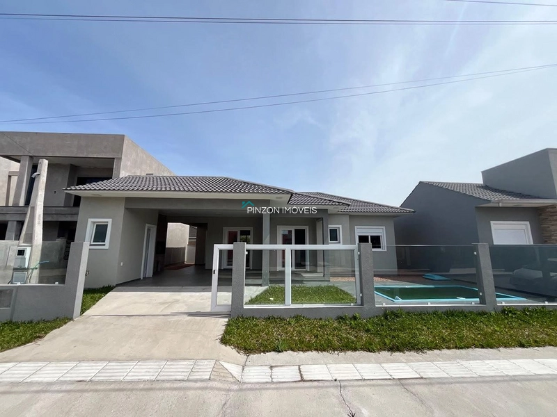 CASA COM PISCINA.: 2ª foto da galeria de imagens do imóvel